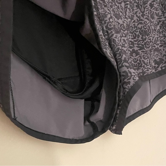 Lululemon Athletica Black & Gray Athletic Speed Shorts 2½” – Size 6 GUC - Picture 7 of 14